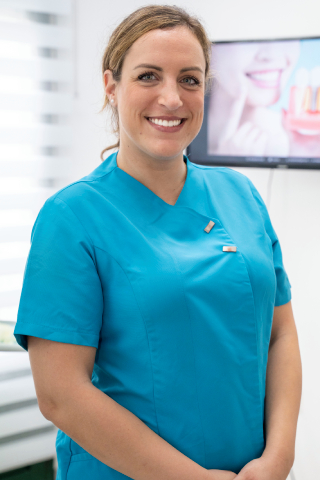 Doctora de la Clínica Dental Cecilia Jiménez en Bormujos